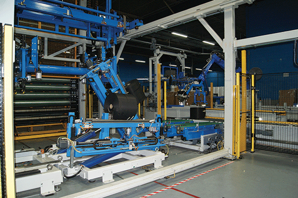 Fully automatic bobbins unloading and conveying slitter rewinder