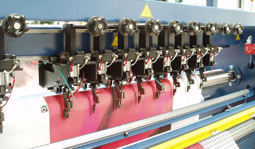 Hot cutters on slitter rewinder